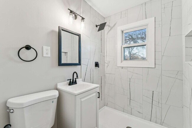 Building Photo - Beautifully renovated 5-bedroom, 2 full bath home ready for move-in!  1st month's rent is FREE!*