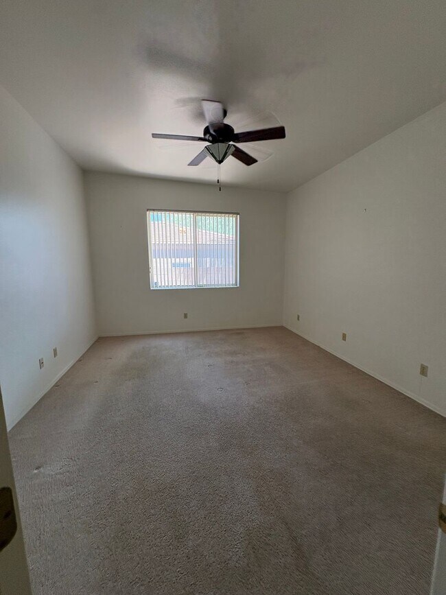 Building Photo - Well Maintained Home in  East Side Gated Community- 3Bd-A/C-Community Pools !!