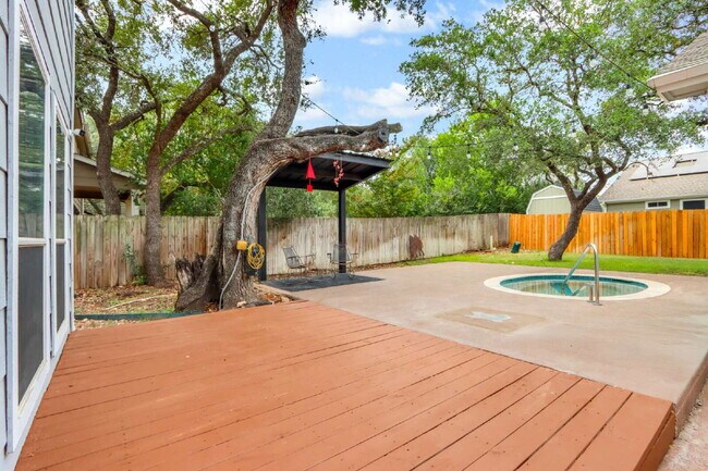 Building Photo - "Spacious 6-Bedroom Haven with 4 Full Baths and Hot Tub!"