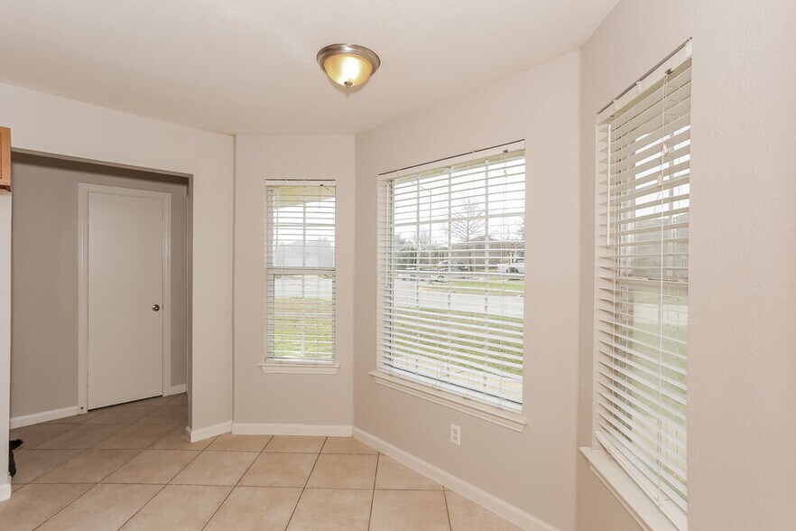 Building Photo - 9000 Christopher Cir