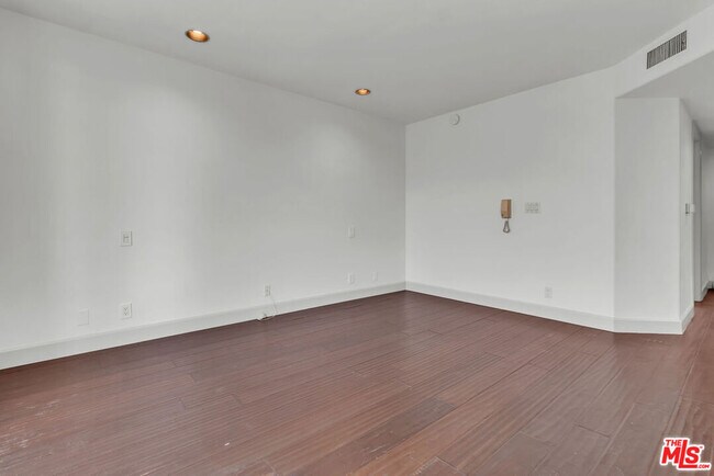 Building Photo - 131 Croft Ave