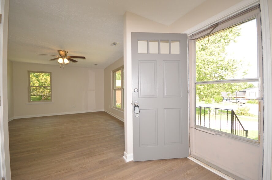 Building Photo - 9205 Foxtail Ct