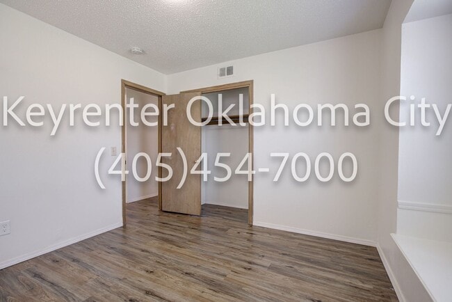 Building Photo - Massive 3BD/2BTH Home Minutes from the Highway.