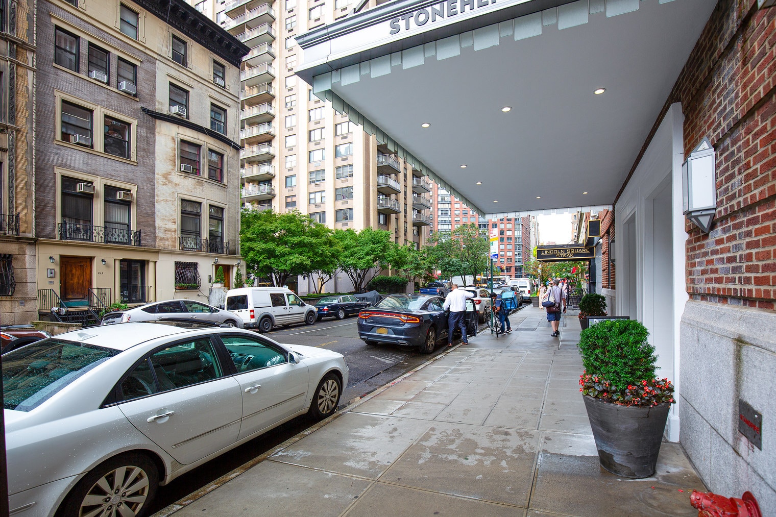 Building Photo - 210 W 70th St