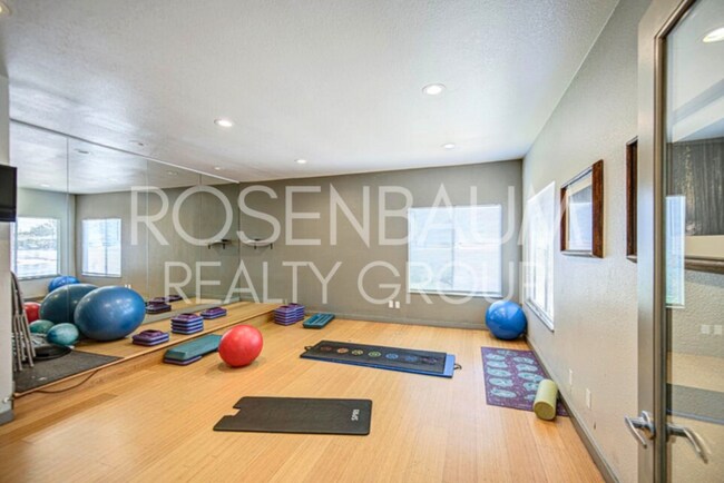 Building Photo - Beautiful 2-beds, 2-baths ground-level cor...