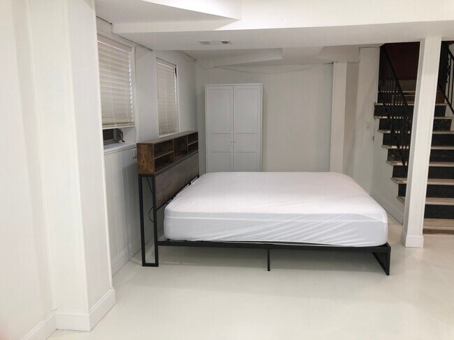 Building Photo - West Lake