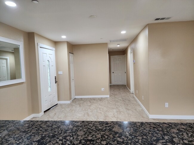 Building Photo - 504 Carlsbad St