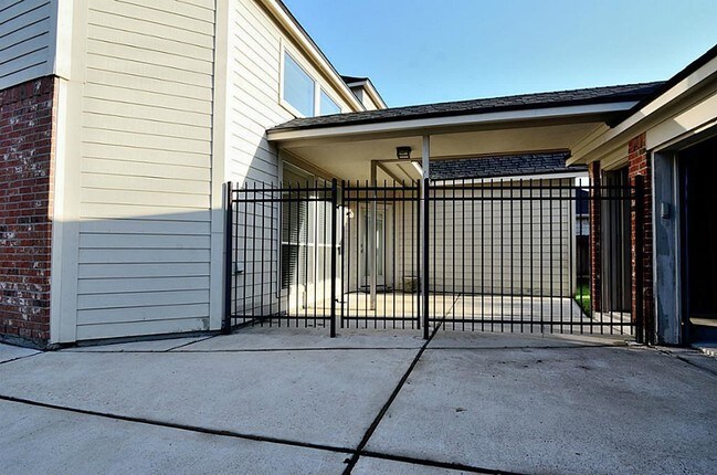 Building Photo - 20919 Field Manor Ln