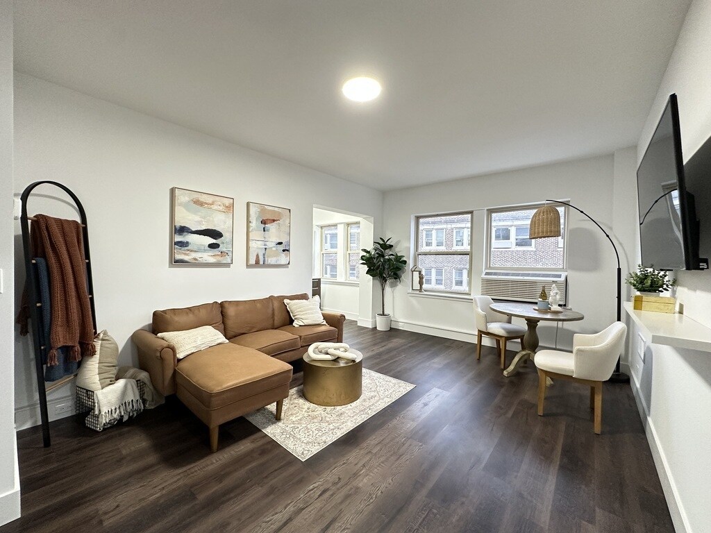 Building Photo - 1555 W Hollywood Ave