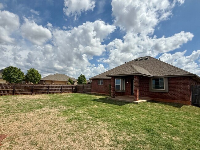 Building Photo - Inviting 3 Bed 2 Bath in Deer Creek Neighborhood