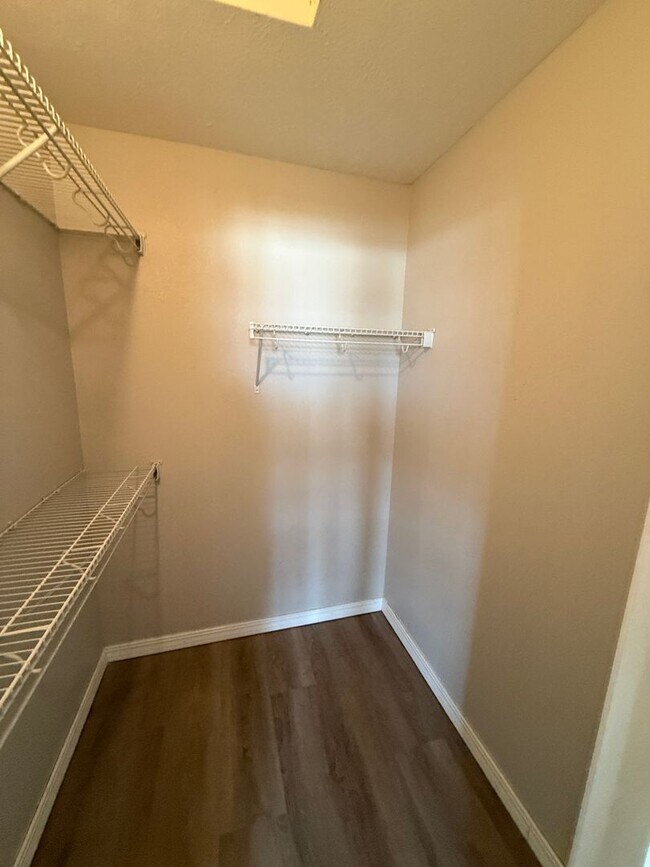 Building Photo - 3363 S Hillcrest Ave