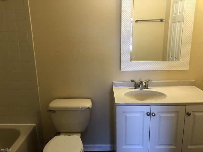 Building Photo - 2 br, 2 bath Condo - 10101 Lake Oak Cir