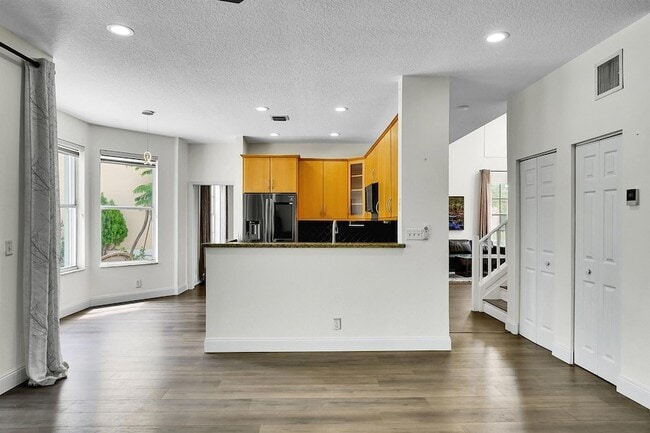 Building Photo - 3354 Greenview Terrace W