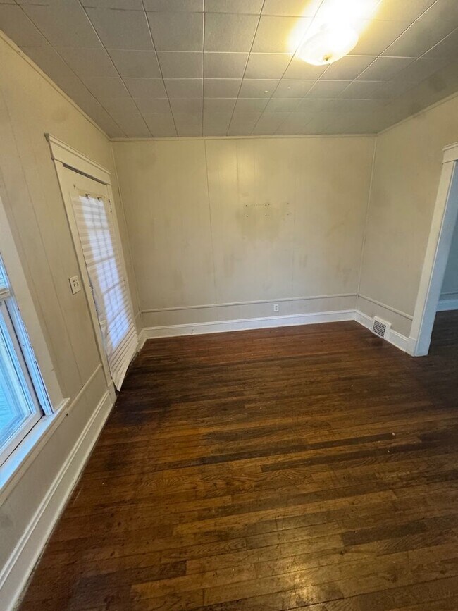 Building Photo - 632 E 101st St