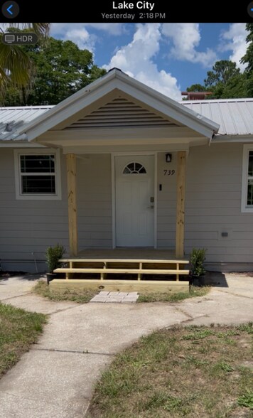 Building Photo - 739 NW Palm Dr