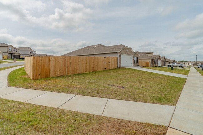 Building Photo - Like New 4-bedroom 2 bath Home in Lowell!!  Fenced Yard!