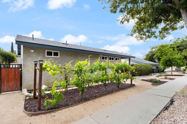 Primary Photo - 1572 Coolcrest Ave