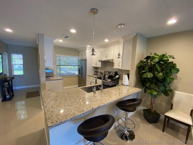 Building Photo - 9285 Vista Del Lago
