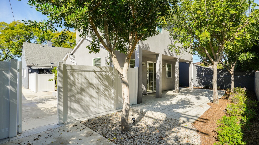 Building Photo - 3938 S Victoria Ave