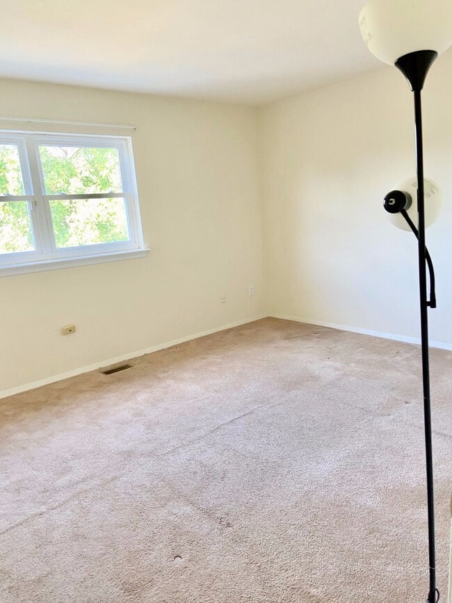 Building Photo - 2BD/1.5BA  Brick Townhouse  Washer/ Dryer Included!