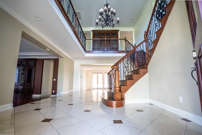 Building Photo - Exceptional estate Located In the highly desirable College Park Community.
