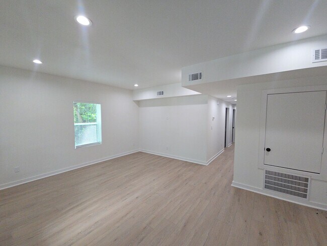 Building Photo - 8101 Venus St