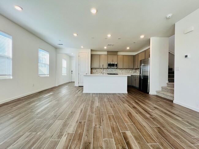 Building Photo - s 4 bedroom 2.5 Bathrooms with Loft, home ...
