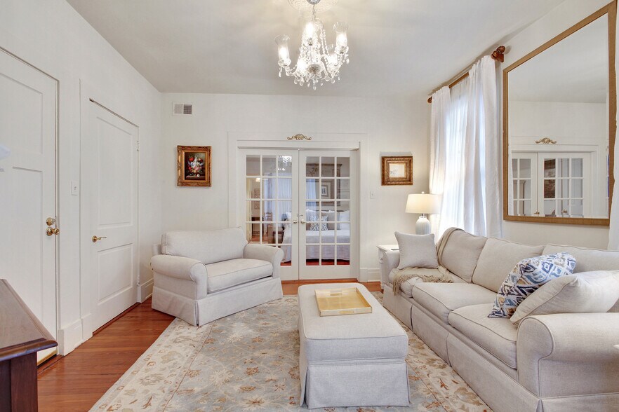 Livingroom - 4 Fontainebleau Dr