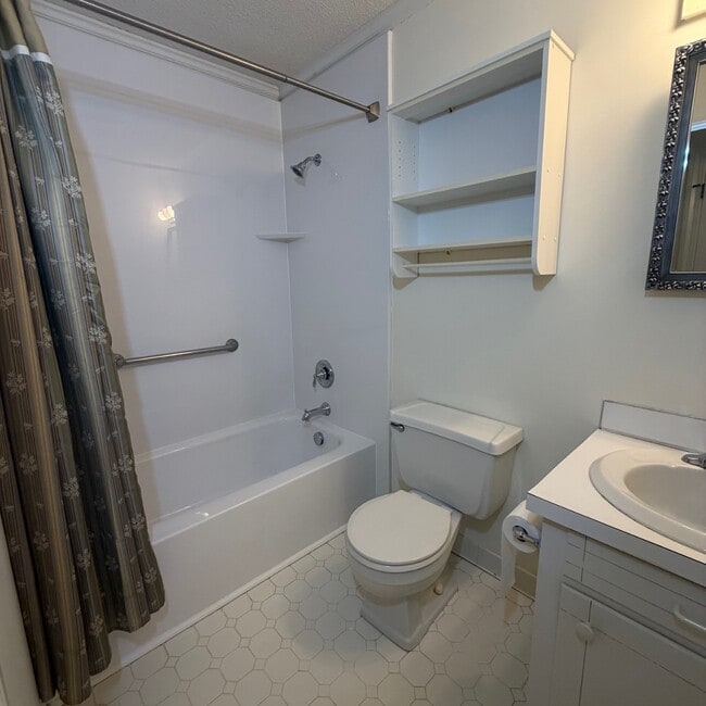 Building Photo - 3208 Ellsworth Dr