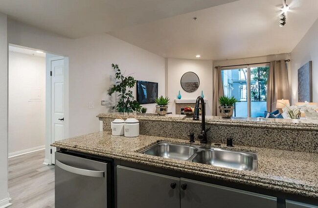 Building Photo - This condo has it all: location, style, an...