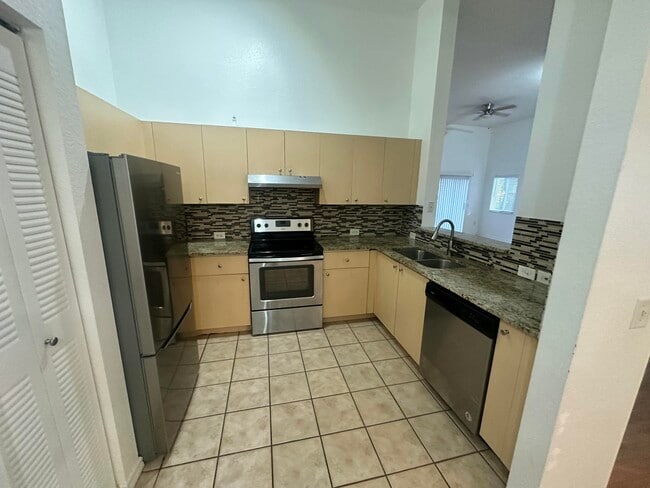 Building Photo - 220 Crestwood Cir