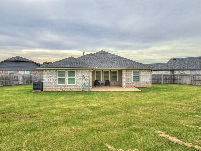 Building Photo - Modern Home on Large Lot!