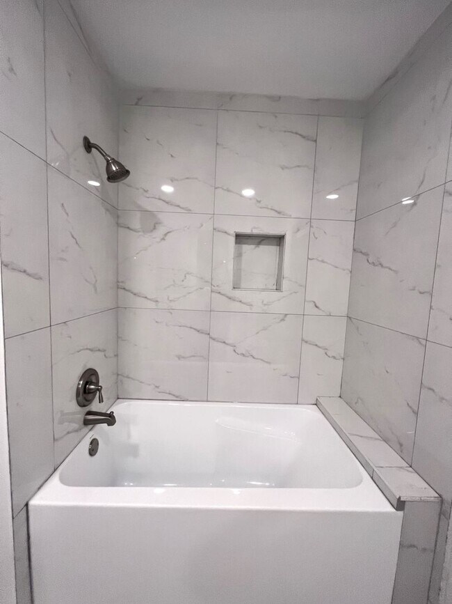 Building Photo - Luxury 3 story townhouse in the heart of L...
