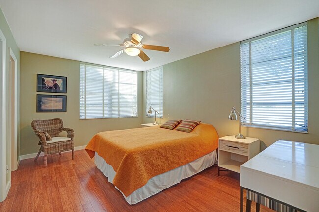 Building Photo - 1831 Sabal Palm Dr