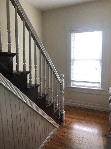 Front stairway to master bedroom - 829 Princeton Blvd