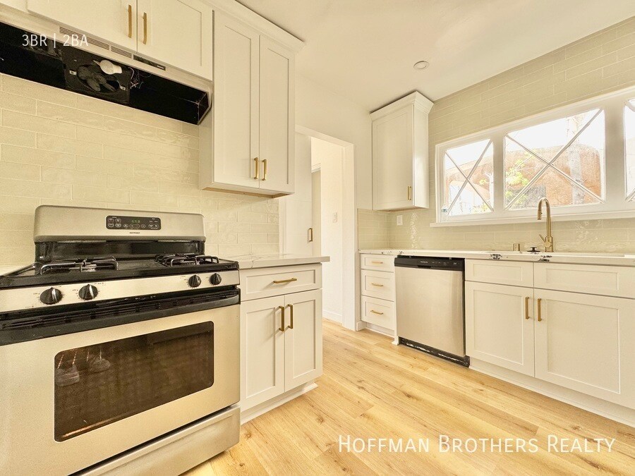 Building Photo - 302 N Mansfield Ave