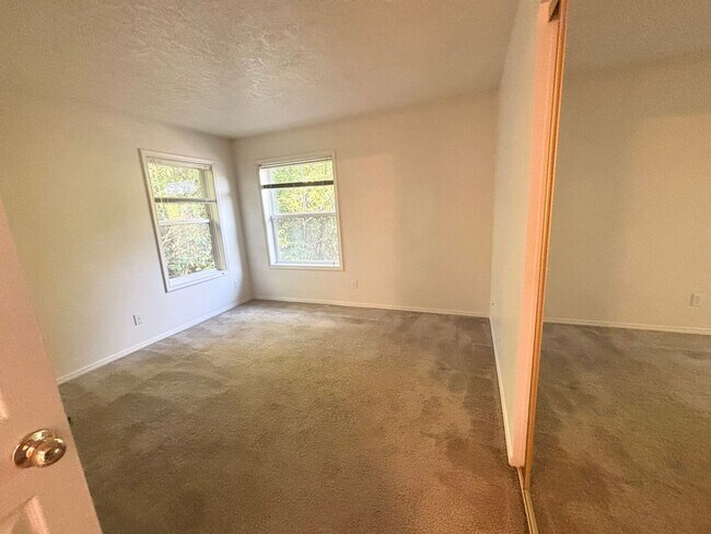 Building Photo - Super Cute Spacious 2BD 2BA in the Hillsda...