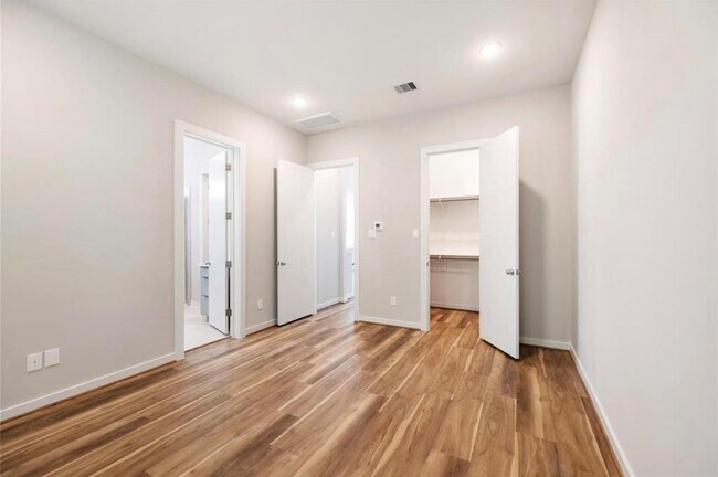 Building Photo - 606 Thornton Oaks Ln