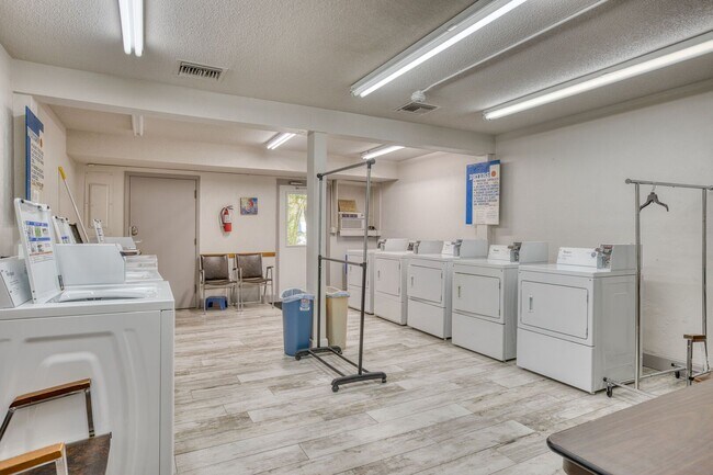 Building Photo - 3800 Saxon Dr