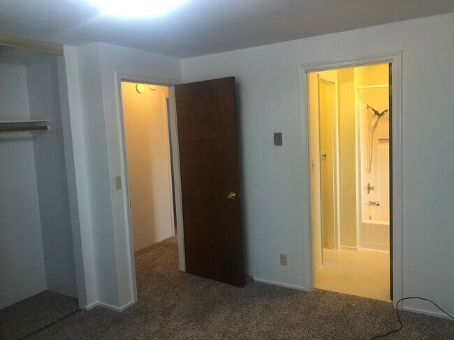 Building Photo - 3 bedroom, 1 bath house in Springfield!