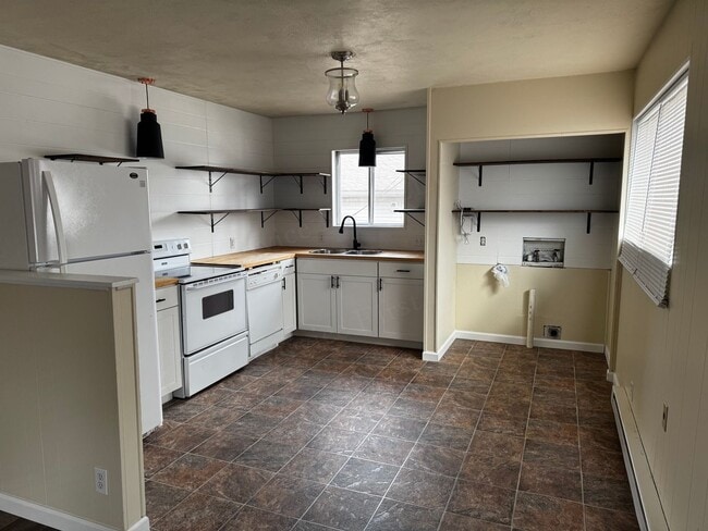 Primary Photo - Clark St - Duplex for rent