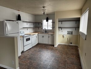 Building Photo - Clark St - Duplex for rent