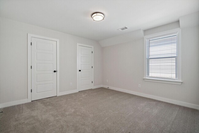 Building Photo - 512 Mount Ivy Dr
