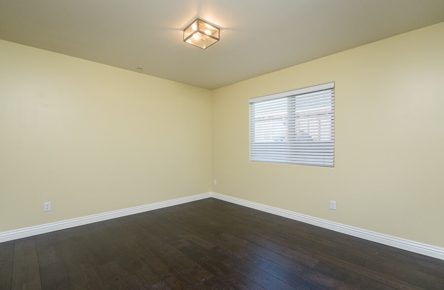 Building Photo - 736 N Wilton Pl