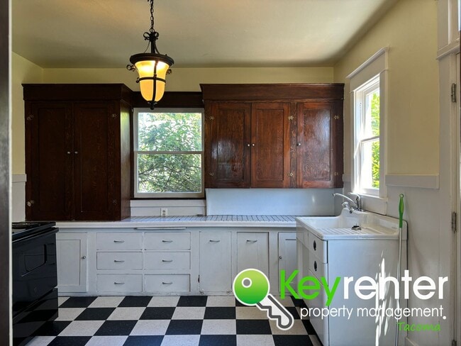 Building Photo - One of a Kind Craftsman House in Tacoma!