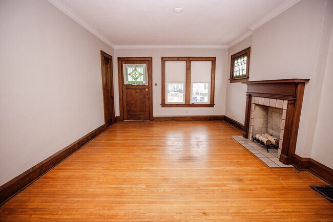 Building Photo - Beautiful two bedroom home with bonus room, fenced in back yard, garage, and full basement!