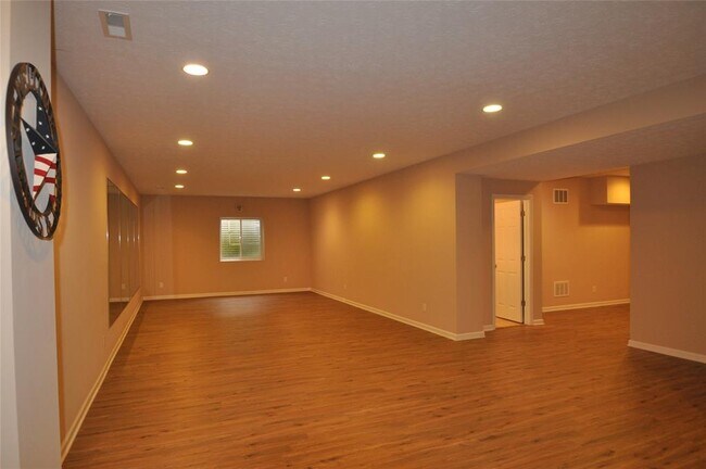 Building Photo - 2556 Diamond Lake Dr