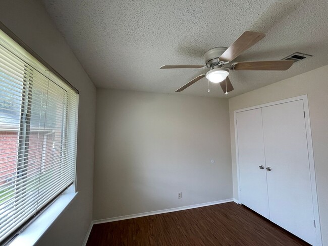 Building Photo - SPACIOUS HOME - NEW FLOORING! - 2 LIVING A...