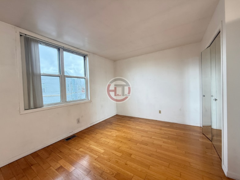 Building Photo - 227 Admiral Ln