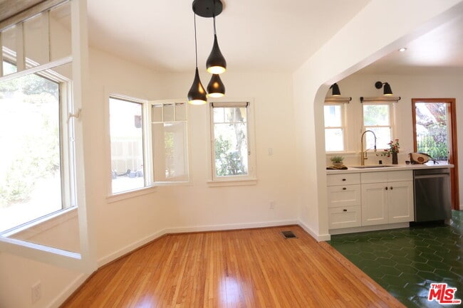 Building Photo - 2256 Silver Ridge Ave